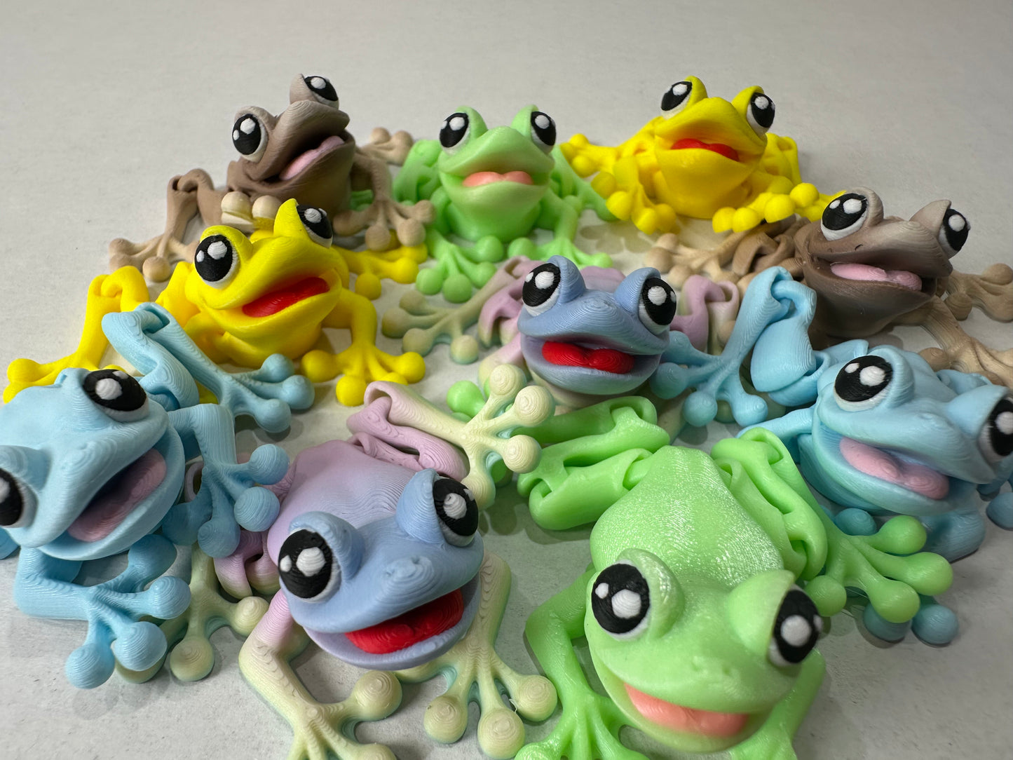 3D Printed Magnetic Articulating Tiny Frog – Cute Fridge or Desk Buddy